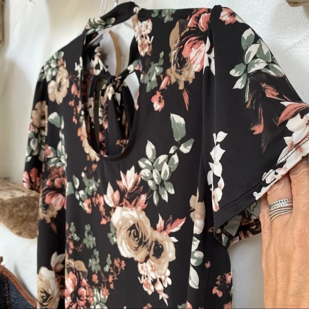 Super sweet floral gardenia Boho blouse w front bow & puff sleeves - Picture 11 of 13